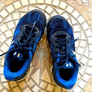 Boys 2.5 sneakers, under armour